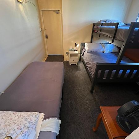 Char'S Landing Hostel Port Alberni Room photo