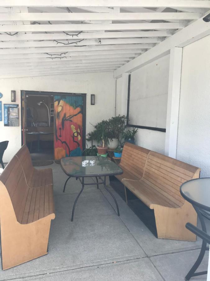 Char'S Landing Hostel Port Alberni Exterior photo