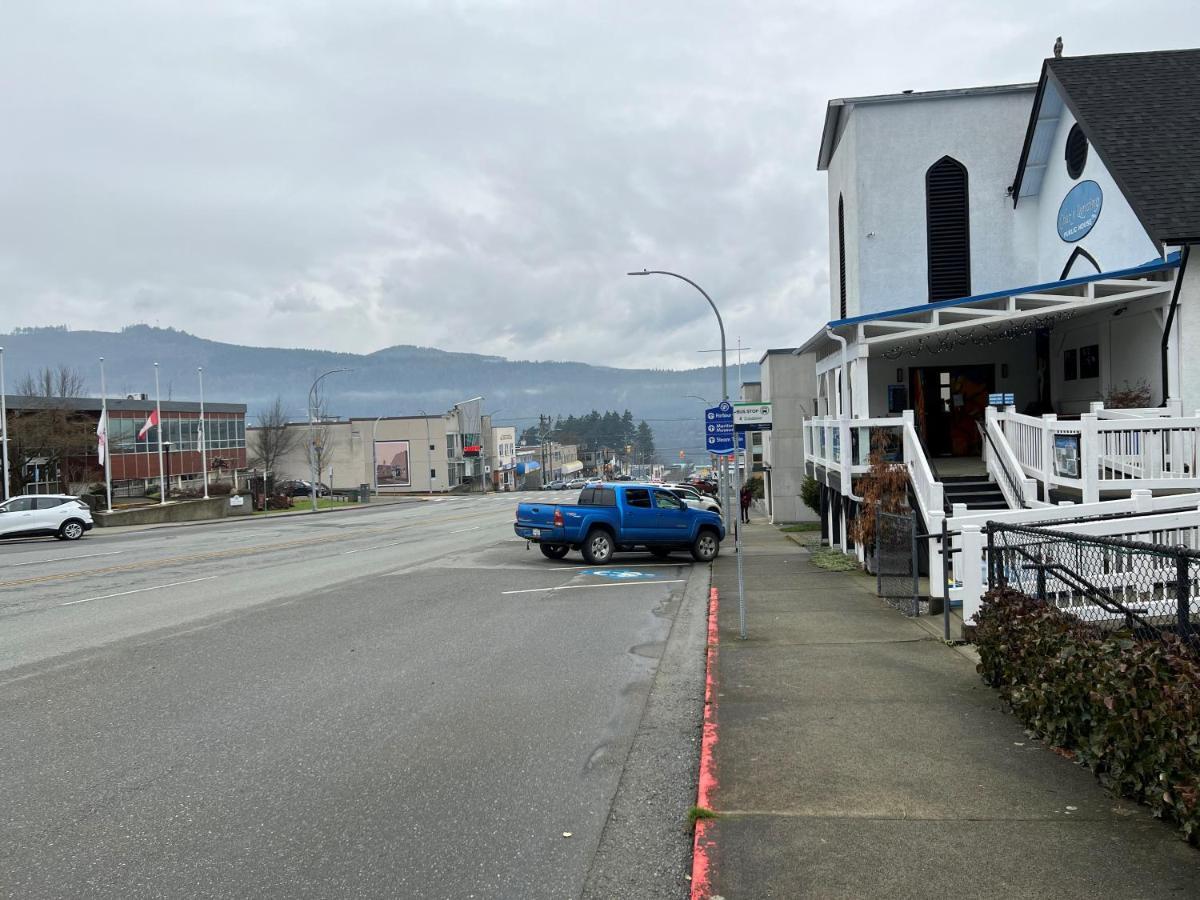 Char'S Landing Hostel Port Alberni Exterior photo
