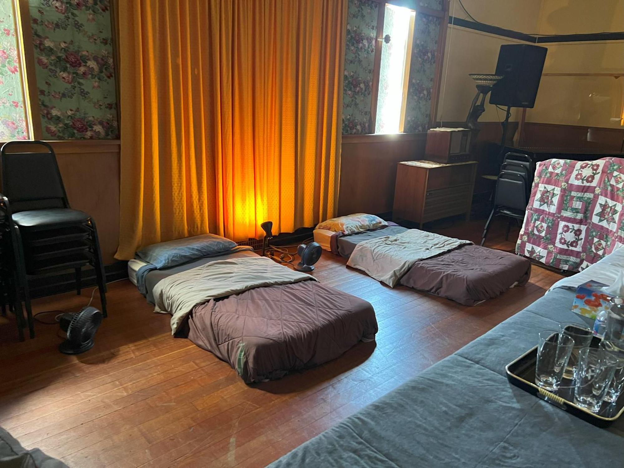 Char'S Landing Hostel Port Alberni Room photo