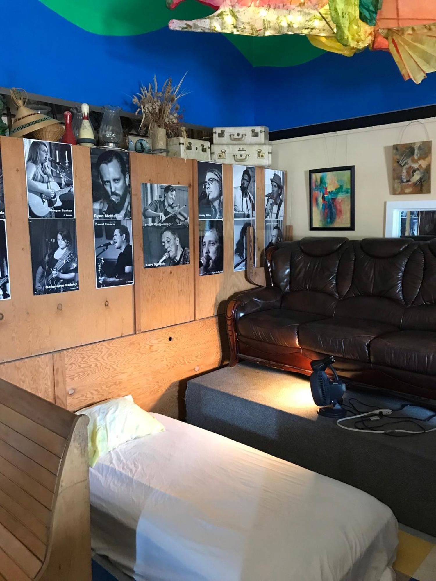Char'S Landing Hostel Port Alberni Room photo