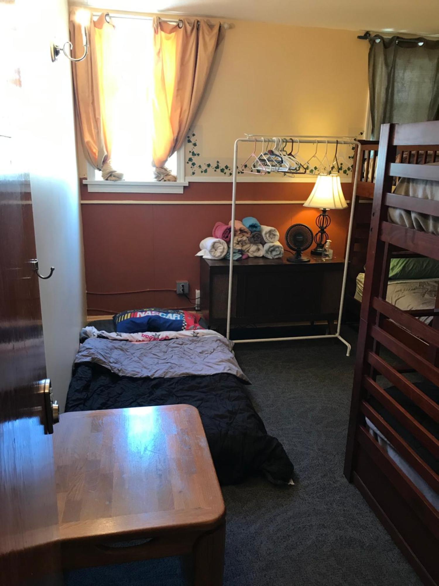 Char'S Landing Hostel Port Alberni Room photo