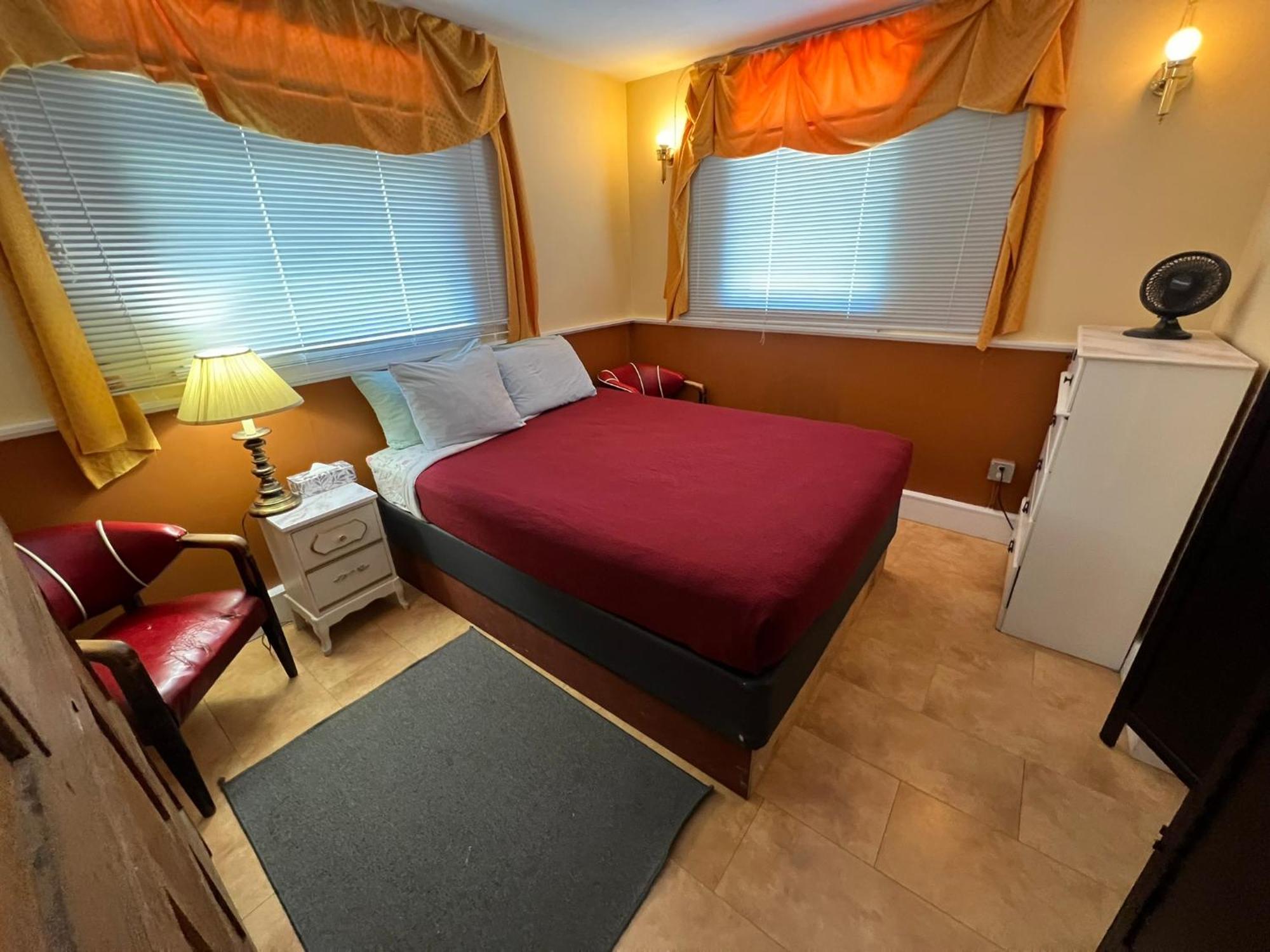 Char'S Landing Hostel Port Alberni Room photo