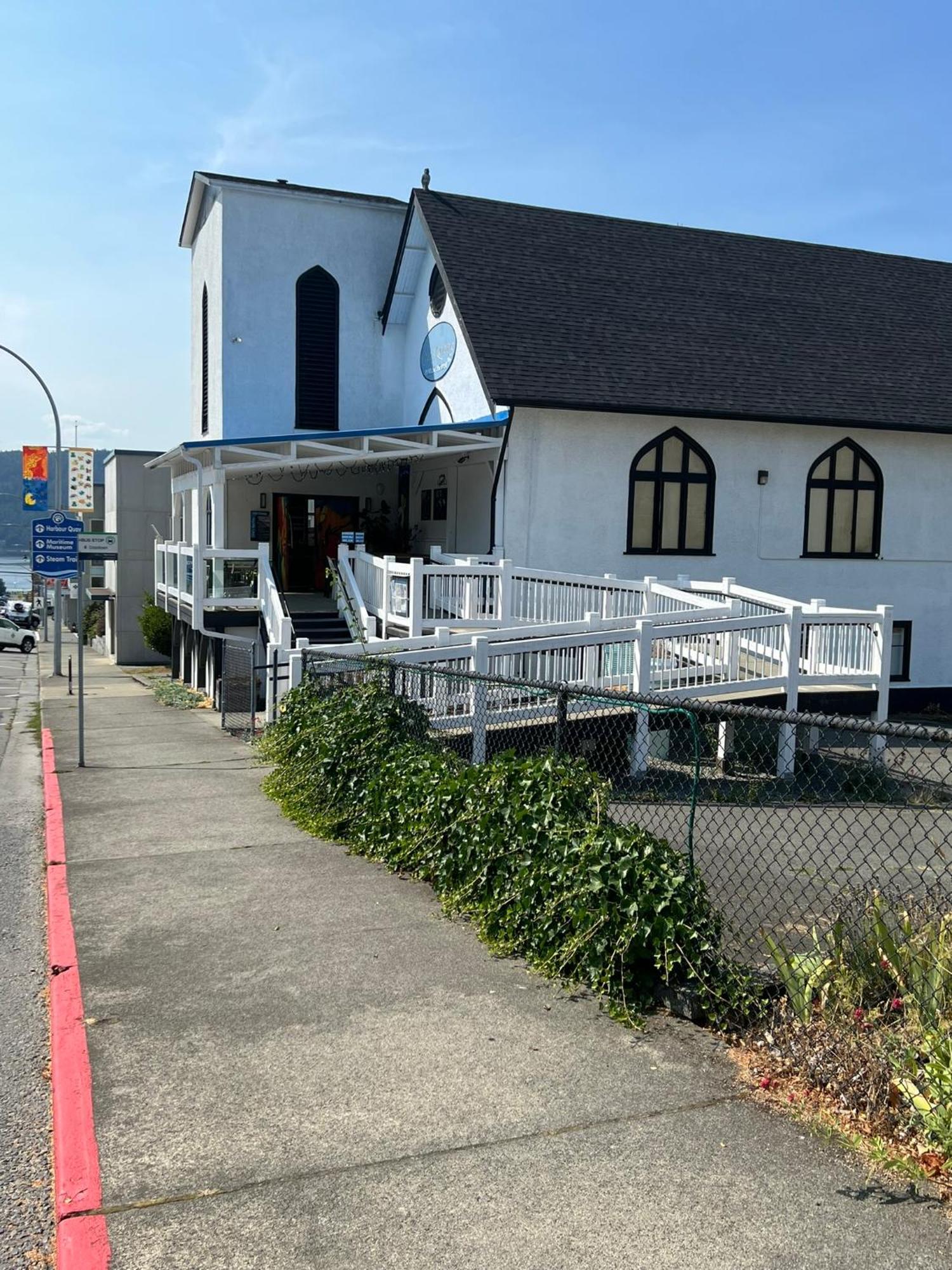 Char'S Landing Hostel Port Alberni Exterior photo